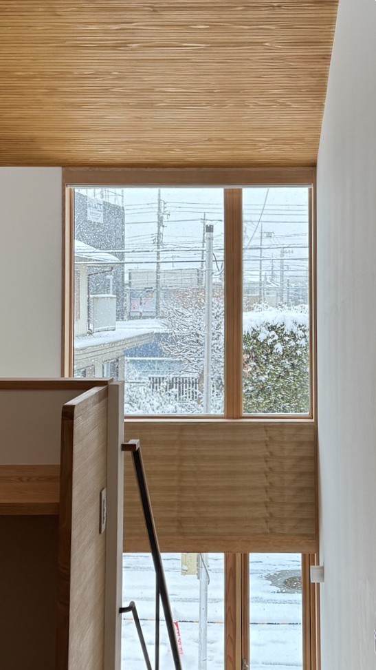 板張り　天井　窓